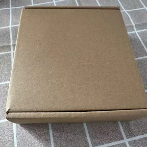 Caja de embalaje de carton marron para envios seguros y almacenamiento, material corrugado.