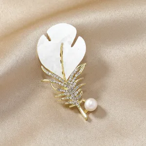 Spring new feather freshwater pearl brooch for women and men, elegant gold alloy rhinestone pin.