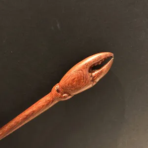 Détail exquis d'épingle à cheveux pince de homard en bois de santal rouge Hanfu.