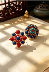 Dettaglio spilla loto etnico vintage, turchese sintetico pietra rossa, accessorio Hanfu Qipao