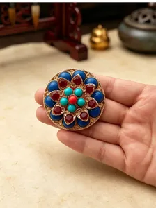 Spilla di loto in stile etnico con turchese finto e dettagli di pietre preziose.