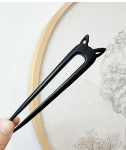 Élégante épingle à cheveux en bois noir avec design mignon d'oreilles de chat pour un style chic.