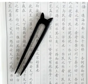 Gros plan detail de la fourche à cheveux en bois d'ébène style chinois avec oreilles de chat.