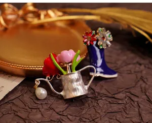 Nahaufnahme Detail der französischen pastoralen Blumen Gießkanne Brosche, feine Pin.