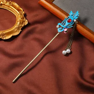 Dettaglio della forcina per capelli floreale in smalto blu stile cinese retrò con nappa di perle.