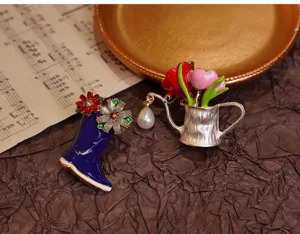 Exquisite französische pastorale Blumen Gießkanne und Gummistiefel Brosche Pins, Retro Stil.
