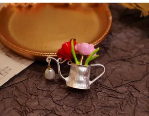 Zarte Kannen Blumen Brosche Detail, elegantes Emaille Tulpen Design mit Perlenanhänger.