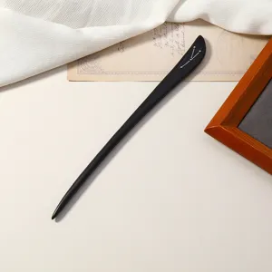 Squisito bastoncino per capelli in sandalo nero con design a costellazione minimalista.