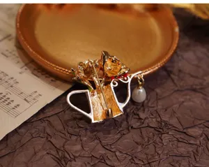 Französische Vintage Retro Gießkannen Brosche mit Blumen Design Perlen Anhänger für Anzug.