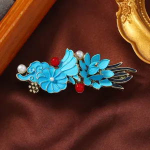 Nahaufnahme des Retro chinesischen blauen Emaille Haarklammer mit filigranem Blumendesign.