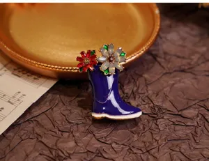 Emaillierte Gummistiefel Brosche mit funkelnden Kristallblumen, ideal für Vintage Outfits.