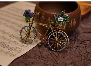 Vintage Fahrrad Brosche mit bunten Strasssteinen und Emaille Blumen fuer Damenmode.