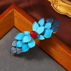 Exquisite chinesische Retro-Haarspange mit geschichteten blauen Blütenblättern und roter Perle.