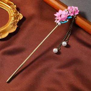 Vista dettagliata del fermaglio per capelli con loto in smalto retrò cinese, elegante accessorio.