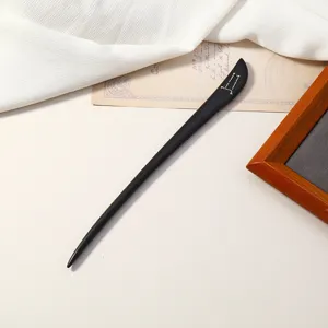 Primo piano dettagliato di forcina per capelli in legno nero, elegante costellazione, accessorio.