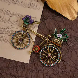 Vintage Fahrrad Brosche mit bunten Strasssteinen und Blumenkorb für Damen Jacken Mode.