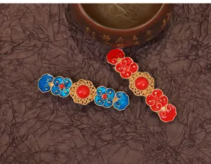 Vintage emaillen wolk haarspeld detailopname, elegante Chinese stijl haaraccessoire.