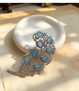 Vintage court style feather brooch metal rhinestone pin elegant women autumn winter coat accessory
