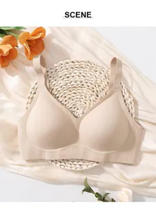 Detalle de sujetador jelly sin costuras para mujer, soporte cómodo y tirantes anchos en nude.