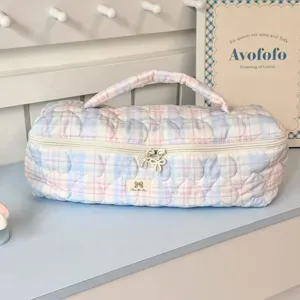 Borsa portaoggetti trapuntata a quadri per strumenti per capelli, dettaglio asciugacapelli.