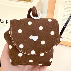 Braune Kosmetiktasche mit Polka-Dot-Muster Detailansicht, tragbare Make-up-Tasche mit Herzknopf.