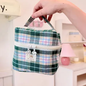 Grüner karierter Kosmetiktasche Detail, tragbare Make-up Tasche mit süßer Schleife.