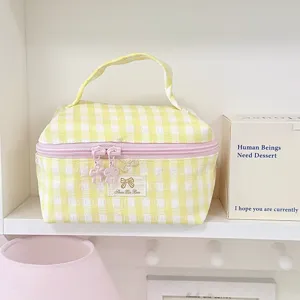 Süße gelbe karierte Kosmetiktasche mit Schleife, tragbarer Make-up-Organizer für den Alltag.