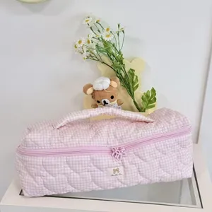 Dettaglio borsa trapuntata rosa, motivo a quadri fresco, design portatile per strumenti capelli.