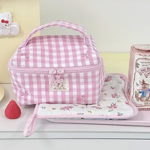Rosa karierte Kosmetiktasche mit Schleifenstickerei und Griff für tägliche Aufbewahrung.