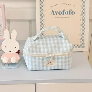 Schoene blaue karierte Kosmetiktasche mit Griff und Reissverschluss fuer Make up Aufbewahrung.