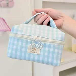 Blau-weiße karierte Kosmetiktasche mit süßen Schleifen-Reißverschlüssen und praktischem Griff.