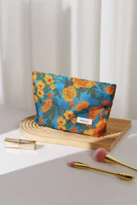 Dettaglio borsa trucco in jacquard floreale vintage, elegante astuccio in tessuto.