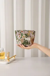 Vintage λουλουδάτη τσάντα καλλυντικών jacquard, κομψή λεπτομέρεια τσάντας αποθήκευσης μακιγιάζ.