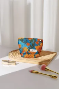 Borsetta cosmetica vintage in jacquard con motivo floreale blu arancione, chiusura lampo, custodia chic.