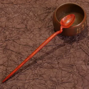 Vintage rotes Sandelholz Haarnadel mit kreativem Löffel Design, einzigartiger antiker Haarschmuck.