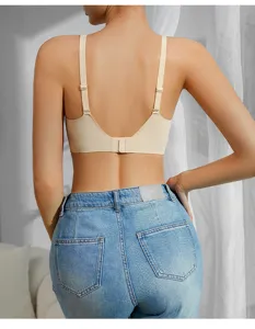 Vista dettagliata del reggiseno donna senza ferretto color carne, spalline regolabili.