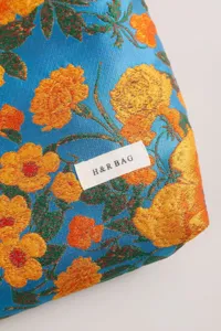 Primo piano dettagliato della texture in tessuto della borsa cosmetica jacquard vintage.