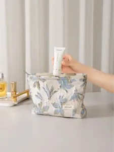 Fresh sweet gold thread jacquard women fabric cosmetic bag portable large capacity zipper pouch.