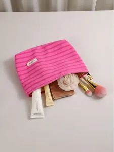 Bolso cosmetico de rayas rosas de gran capacidad, perfecto para organizar maquillaje y accesorios.