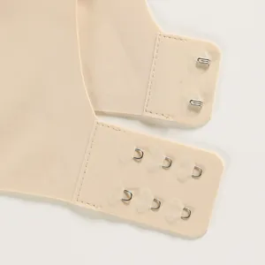 Dettaglio chiusura posteriore reggiseno senza cuciture, intimo beige morbido primo piano