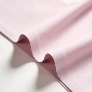 Tessuto per biancheria intima senza cuciture a coste rosa, bordo ondulato e morbido.