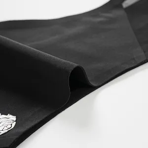 Λεπτομέρεια μαύρου υφάσματος γυναικείων εσωρούχων χωρίς ραφές με διαπνέον διχτυωτό πάνελ.