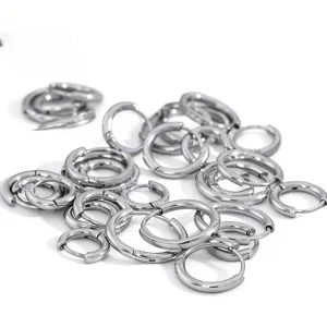 Edelstahl Creolen Detailaufnahme, die verschiedene Größen silberner Huggie Ringe zeigt.