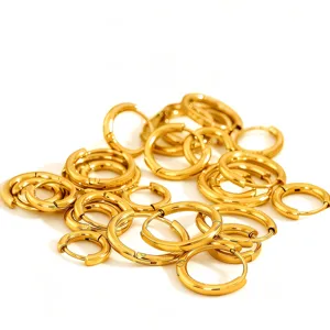 Nahaufnahme und Detailansicht des goldenen Edelstahl-Ohrring-Sets in verschiedenen Größen.