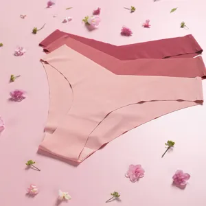 Women's seamless low-waist V-shaped ice silk briefs, soft and breathable daily underwear.