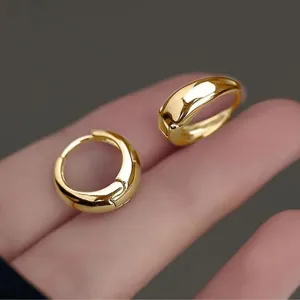 Klobige Gold Creolen für Damen, stilvolle dicke minimalistische Mode Schmuck Accessoires.