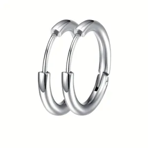 Détail des boucles d'oreilles créoles en acier inoxydable, design argenté simple et élégant.