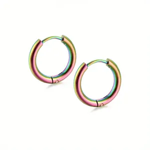 Vue détaillée de boucles d'oreilles créoles en acier inoxydable aux reflets arc-en-ciel.