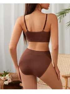 Brauner, nahtloser Komfort-BH und High-Waist-Slip-Set, Ansicht von hinten mit passgenauem Design.