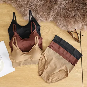 Nahtloser großer sexy push-up BH und Slips Set fuer bequemen Alltag und Sport und Yoga.